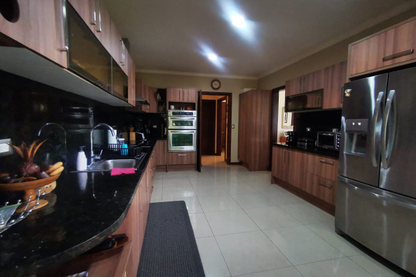 Se Alquila casa en Condominio de lujo en Santa Ana. Una planta.