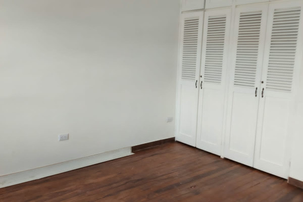 Se vende casa Independiente en Rohrmoser.