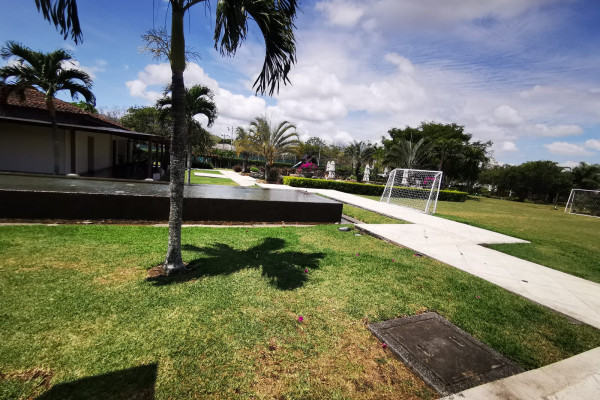 Se Alquila casa en Condominio de lujo en Santa Ana. Una planta.