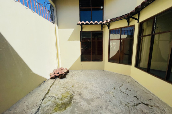 Se Alquila Casa En Sabana Sur.