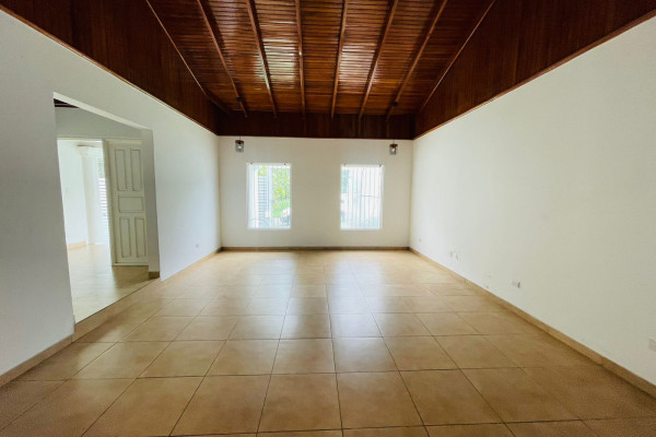 Se Alquila Casa Independiente De Una Planta En Rohrmoser.