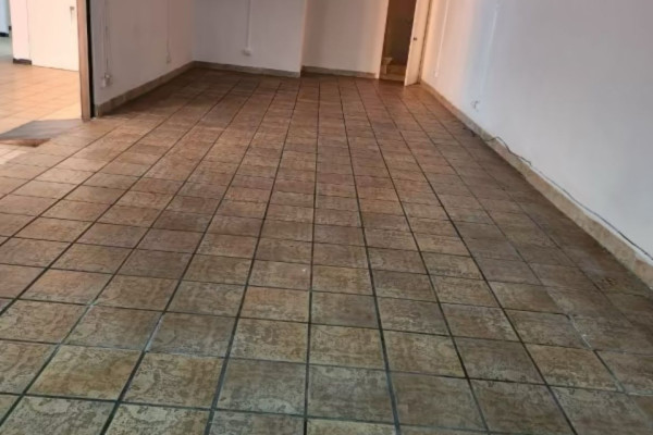 Se Alquila Local Comercial en Rohrmoser. Sobre calle.