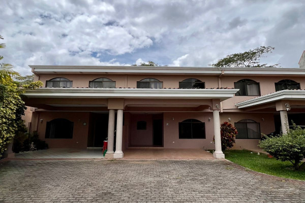 Se vende casa en Escazú.