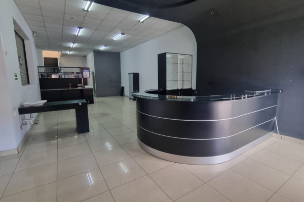 SE ALQUILA LOCAL COMERCIAL EN ROHRMOSER.