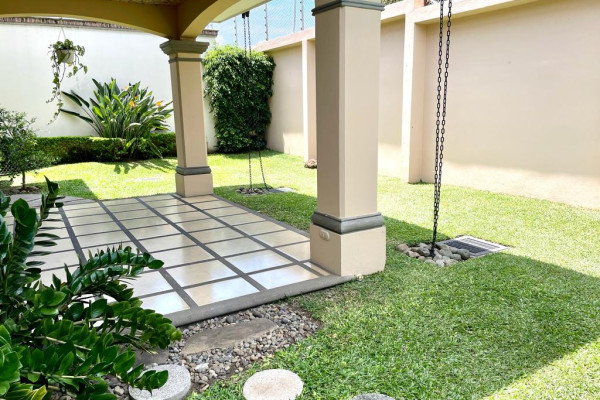 Se alquila casa en La Rivera de Belén. Mantenimiento incluido.