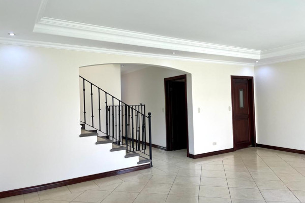 Se alquila casa en La Rivera de Belén. Mantenimiento incluido.