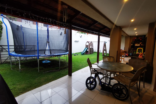 Se vende casa grande en Rohrmoser.