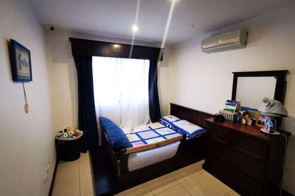 Se vende casa grande en Rohrmoser.