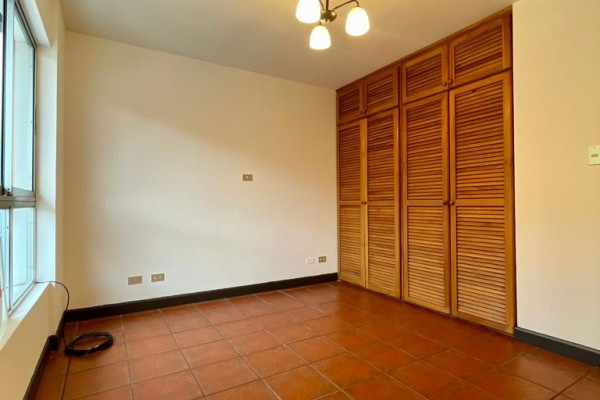Se Alquila apartamento en segundo piso en La Uruca 75 m2.