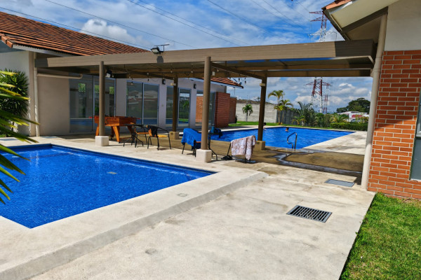 Se vende casa en Los Arcos. Cariari. Una Planta.-1