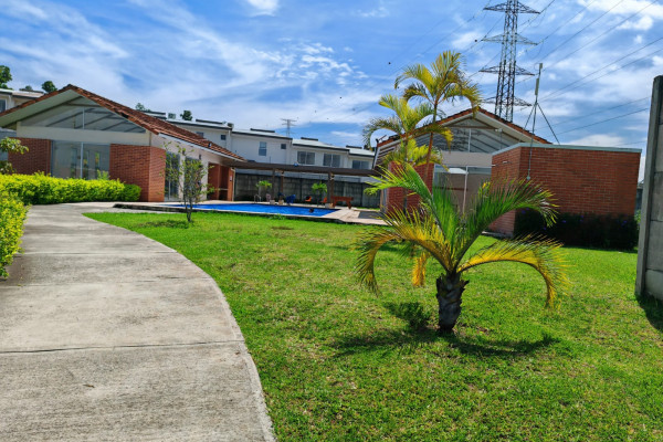 Se vende casa en Los Arcos. Cariari. Una Planta.-4