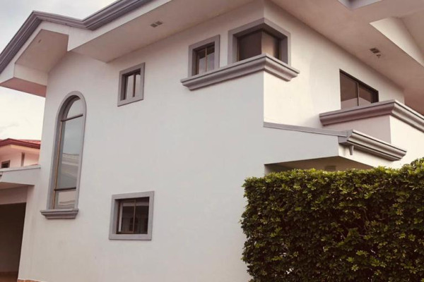 Se alquila casa ubicada en residencial privado en pozos de Santa Ana.