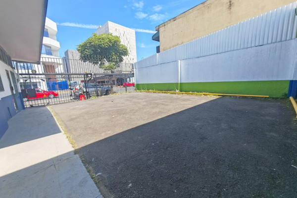Se alquila local en San José Centro. Avenida Segunda.