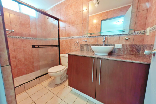 Se alquila apartamento en Sabana Sur con patio.
