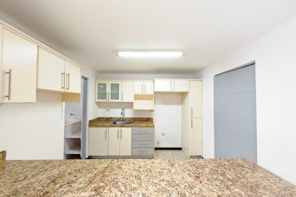 Se alquila apartamento en Sabana Sur con patio.